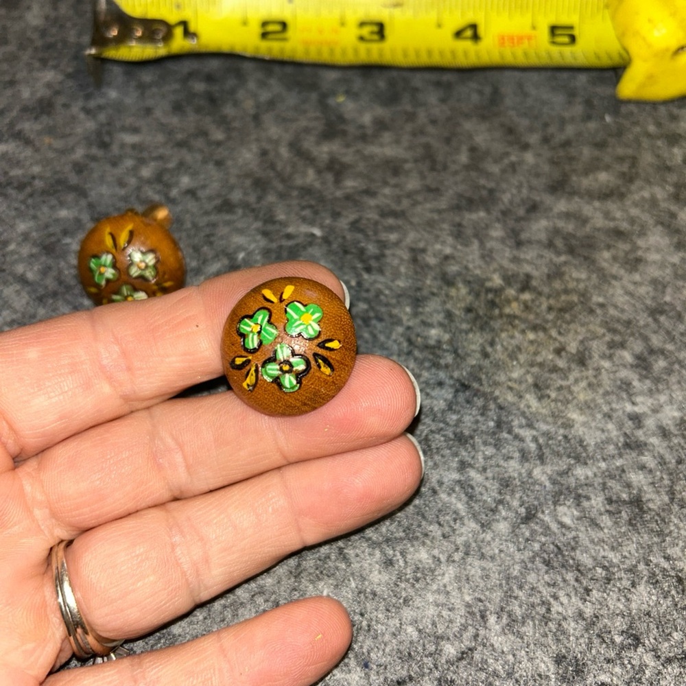 VINTAGE UNIQUE 1970‎ CLIP EARRINGS, FLOWER DESIGN 1" IN DIAMETER